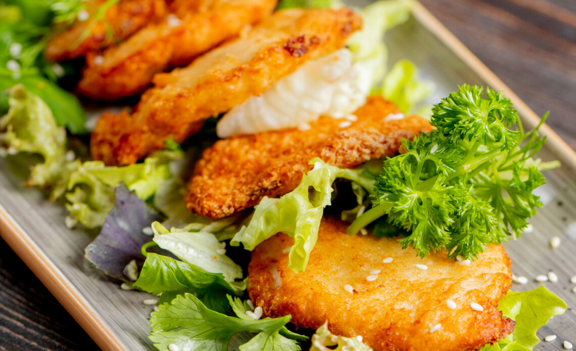 Peixe empanado com fubá e salada de legumes na airfryer